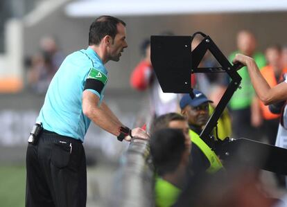 Un árbitro consulta una jugada en vídeo en la Bundesliga.