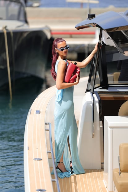 La forma en la que la cantante se viste para ir a la playa también es una extensión de su forma de entender la vida: lúdica, intensa y fastuosa. Bolsos de Chanel o Loewe para pisar la arena, carísimos brazaletes de Tiffany como complementos a los trajes de baño, minivestidos transparentes y un sinfín de bikinis, su uniforme estos días. 