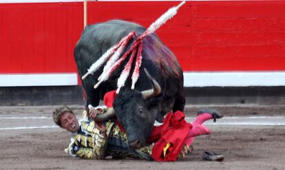 Manuel Escribano sufrió una aparatosa voltereta ante el cuarto toro de la tarde.