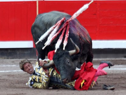 Manuel Escribano sufrió una aparatosa voltereta ante el cuarto toro de la tarde.
 