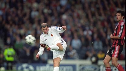 Zidane remata de volea para marcar en la final de Champions League de 2002, en Glasgow, frente al Bayer Leverkusen.