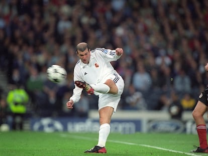 Zidane remata de volea para marcar en la final de Champions League de 2002, en Glasgow, frente al Bayer Leverkusen.