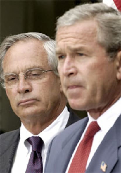 Bush anuncia la elección de Goss, a su izquierda, en la Casa Blanca.