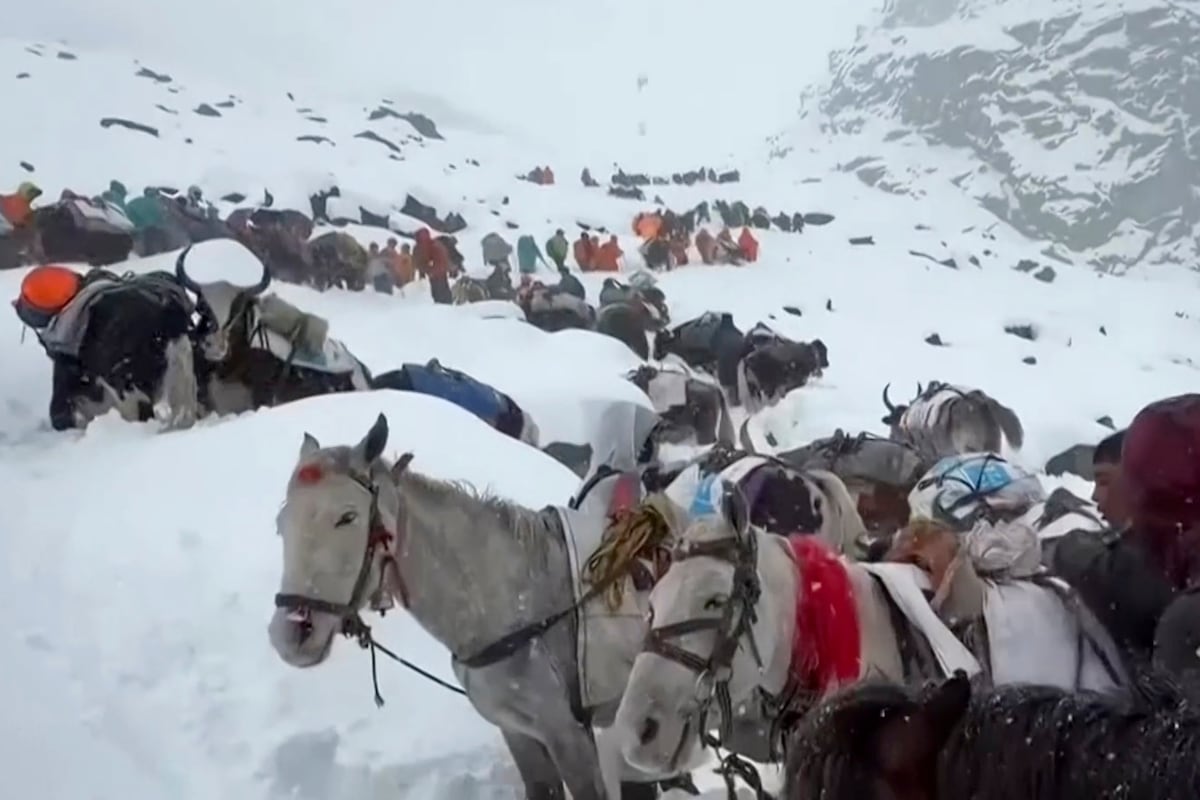 Cientos de senderistas son evacuados tras una tormenta de nieve en el lado tibetano del Everest