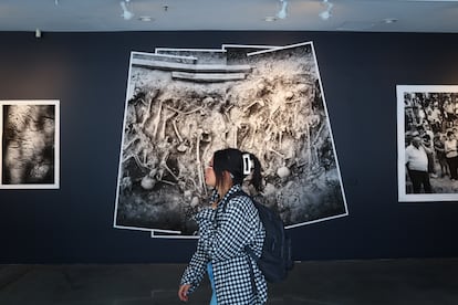 Una mujer recorre la exposición ‘Exhumar la memoria’, en Bogotá, el 2 de mayo de 2025.
