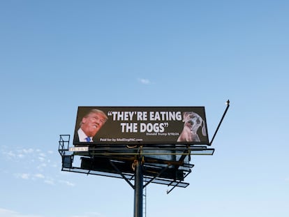 Una valla electrónica en referencia a las falsas afirmaciones de Donal Trump sobre la población immigrante de Springfield, este jueves en Carolina del Norte.