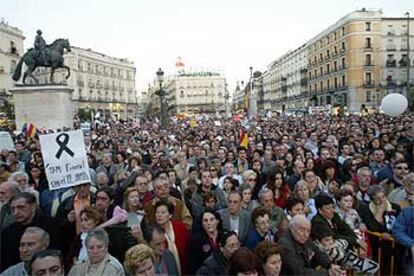 Los manifestantes abarrotan la Puerta del Sol en Madrid al cumplirse un año de la guerra de Irak.