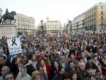 Los manifestantes abarrotan la Puerta del Sol en Madrid al cumplirse un año de la guerra de Irak.