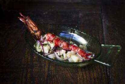 Ceviche de carabineros, vieira, cous cous de espinacas y agua de mar del restaurante Bump Green.