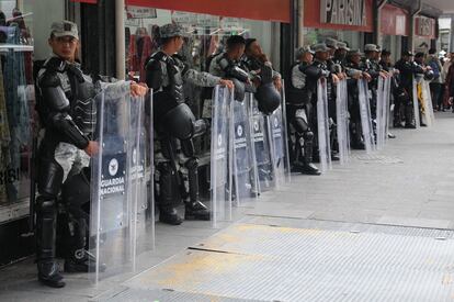 Elementos de la Guardia Nacional custodian los alrededores de la Suprema Corte, este lunes en el Centro Histórico de Ciudad de México.