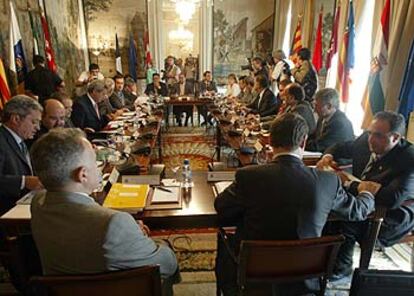 El ministro de Administraciones Públicas, Jordi Sevilla (a la derecha, de espaldas), durante la reunión que mantuvo con consejeros autonómicos.