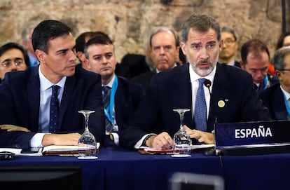 Pedro Sánchez junto a al rey Felipe VI, durante su intervención en la Cumbre Iberoamericana celebrada en Andorra en 2021.