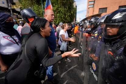 Alrededor del mediodía, los manifestantes intensificaron los enfrentamientos con la policía.