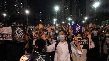 Participantes en la vigilia de Hong Kong en conmemoración del 31 aniversario de la matanza de Tiananmen.