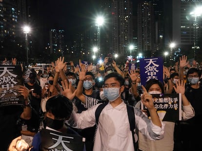 Participantes en la vigilia de Hong Kong en conmemoración del 31 aniversario de la matanza de Tiananmen.