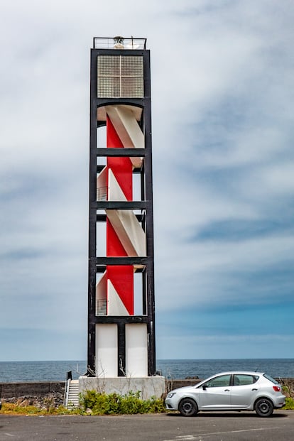 El faro junto al aparcamiento de Puerto de la Cruz (Santa Cruz de Tenerife).