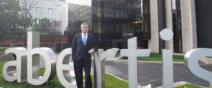 Francisco Reynés, consejero delegado de Abertis, frente a la sede de la firma.