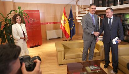 María Jesús Montero, Pedro Sánchez y Aitor Esteban, el lunes en un momento de su encuentro en el Congreso.