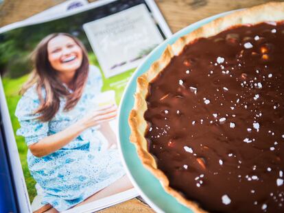 Pippa pasándoselo ídem junto a tarta. / AINHOA GOMÀ