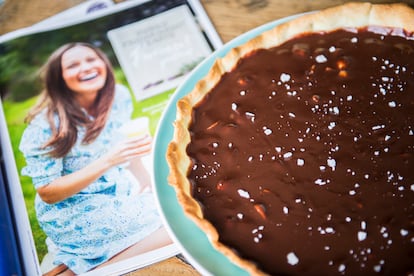 Pippa pasándoselo ídem junto a tarta. / AINHOA GOMÀ