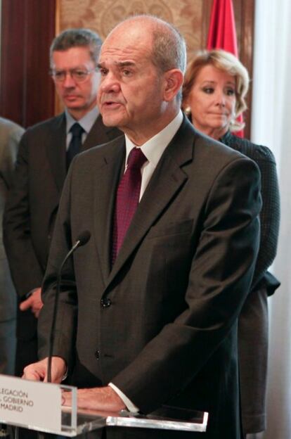 El ministro de Política Territorial y Administración Pública, Manuel Chaves, en el acto de hoy de toma de posesión de la nueva delegada del Gobierno en Madrid, Dolores Carrión, al que también asistieron la presidenta de la Comunidad de Madrid, Esperanza Aguirre, y el alcalde de la capital, Alberto Ruiz-Gallardón.