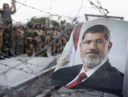 Un retrato de Morsi en las protestas de sus seguidores el viernes.