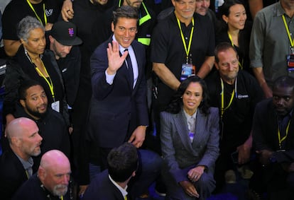 David Muir y Linsey Davis después del debate.