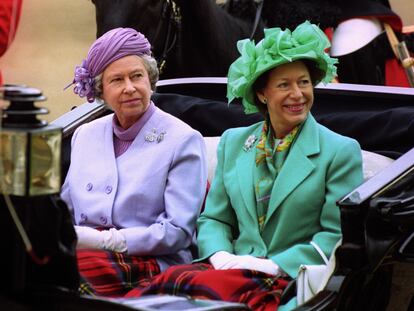 La reina Isabel II y la princesa Margarita, durante un desfile en Londres.