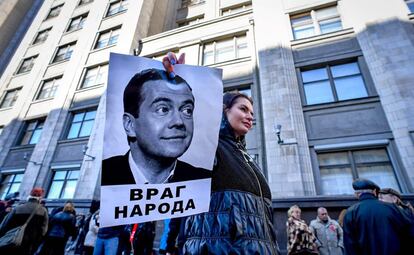 Un manifestante sostiene una imagen del primer ministro ruso, Dmitry Medvedev, con el mensaje: 'Enemigo del pueblo', durante una protesta en contra de la reforma de pensiones frente al parlamento en Moscú (Rusia), el 26 de septiembre de 2018.