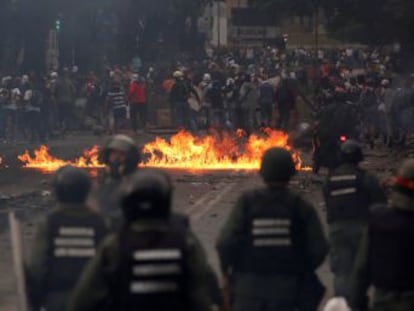 Apesar de o Governo ter proibido manifestações até a próxima terça-feira, os partidos da Mesa de Unidade Democrática (MUD) ignoraram a ordem e convocaram mobilizações. Duas pessoas morreram nos protestos