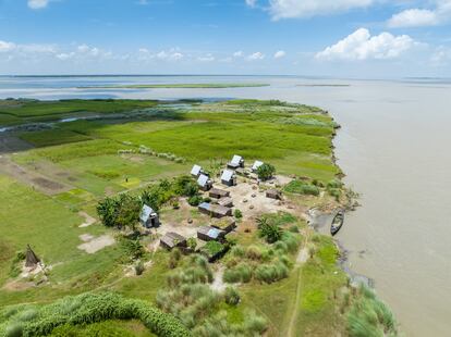 Vista general de Khudi Baris ideados por Marina Tabassum y su equipo instalados en zonas inundables de Bangladesh.