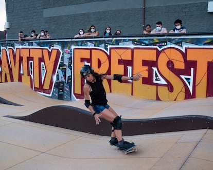 Carlota, aprendiendo a patinar en Ongravity, un skaterpark privado en el centro comercial X-Madrid.