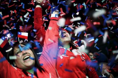 Chilenos celebran la victoria de su selección.