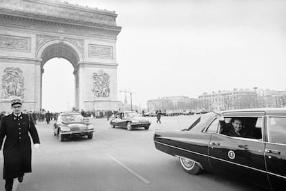 Un sonriente presidente Richard M. Nixon, saluda desde su coche en París, después de poner una corona en la tumba del 'Soldado Desconocido', el 28 de febrero de 1969.