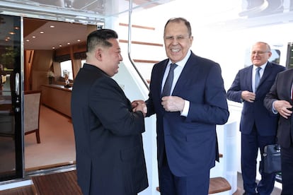 El líder norcoreano, Kim Jong Un, recibe al ministro de Exteriores ruso, Serguéi Lavrov, en un yate en el resort de Wonsan.