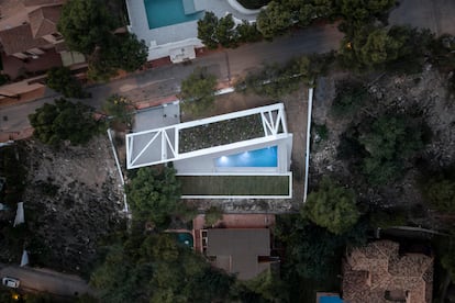 Como refleja su nombre, la casa se encuentra bajo el jardín: tanto el módulo principal como el de los dormitorios tiene cubierta vegetal.