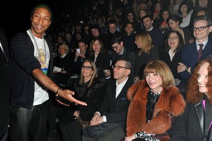 Hay que asegurarse que ningún famoso se quede sin su sitio en primera fila. Le puede pasar a todo el mundo. Hasta a Pharrell Williams.