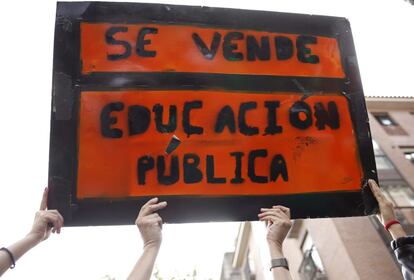 Varios estudiantes muestran una pancarta durante su participación en la manifestación que ha transcurrido hoy entre la Glorieta de Carlos V (Atocha) y la Puerta del Sol contra los "recortes" y la reforma educativa. 