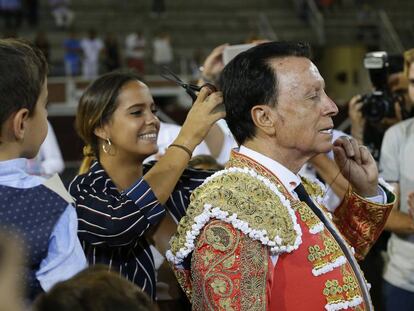 La hija del diestro Jos&eacute; Ortega Cano, Gloria Camila, le corta la coleta en el festejo taurino celebrado esta tarde en San Sebasti&aacute;n de Los Reyes (Madrid).