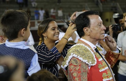 La hija del diestro José Ortega Cano, Gloria Camila, le corta la coleta en el festejo taurino celebrado esta tarde en San Sebastián de Los Reyes (Madrid).