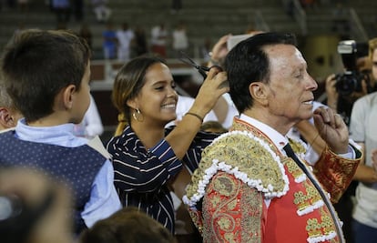 La hija del diestro Jos&eacute; Ortega Cano, Gloria Camila, le corta la coleta en el festejo taurino celebrado esta tarde en San Sebasti&aacute;n de Los Reyes (Madrid).