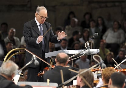 El compositor italiano Ennio Morricone dirige a la Orquesta Sinfónica de Budapest (Gyor), en una interpretación de sus mejores temas de cine junto con el Coro de la Ópera de Macedonia. El concierto tuvo lugar la víspera de la apertura del 49º Festival de Verano de Ohrid en el Teatro Antiguo de la ciudad, en el suroeste de Macedonia, en julio de 2009.