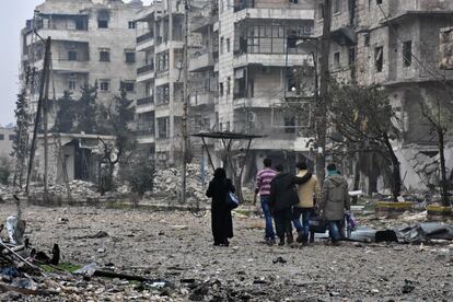 Sírios abandonam o bairro de Bustan Al-Qasr de Aleppo, em 13 de dezembro