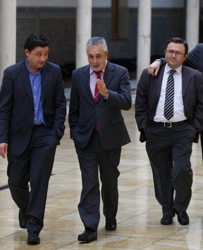 El presidente de la Junta, José Antonio Griñán, junto con el secretario de Organización, Rafael Velasco.