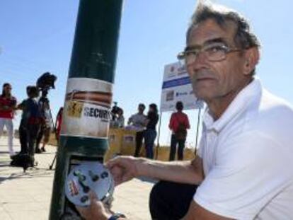 El inventor vallisoletano Juan Andrés Díaz Gaona, muestra, esta mañana en Valladolid, el sistema que ha desarrollado para evitar robos de cobre en alumbrado público, el "Securybac", que supone un ahorro de costes y un aumento de la seguridad respecto a diseños anteriores.