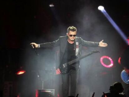 El cantante, en el cénit de su carrera, eriza a 50.000 personas en el Vicente Calderón