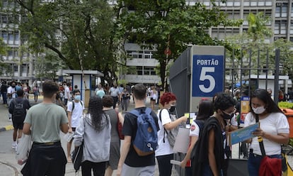 Estudantes chegam para o primeiro dia de prova do Enem 2021. 