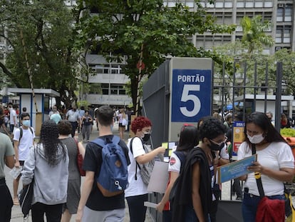 Estudantes chegam para o primeiro dia de prova do Enem 2021. 