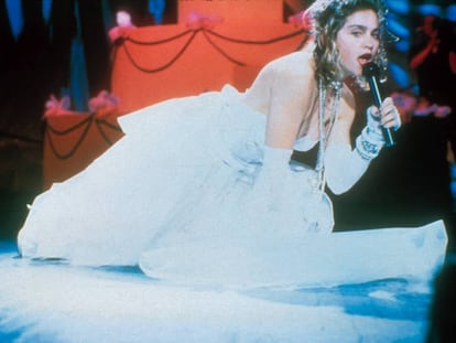 Madonna en la legendaria actuación en los MTV VMA en 1984, cuando cantó 'Like a virgin' vestida de novia y arrastrándose por el escenario