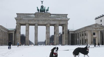 Gran parte del continente se encuentra bajo la nieve. En Alemania, la tormenta de nieve provocó numerosos atascos en las carreteras, especialmente en el oeste y el sur del país, y se registraron decenas de retrasos y cancelaciones en varios aeropuertos, como el de Francfort, el tercero con más tráfico aéreo del continente, donde se cancelaron 150 vuelos.